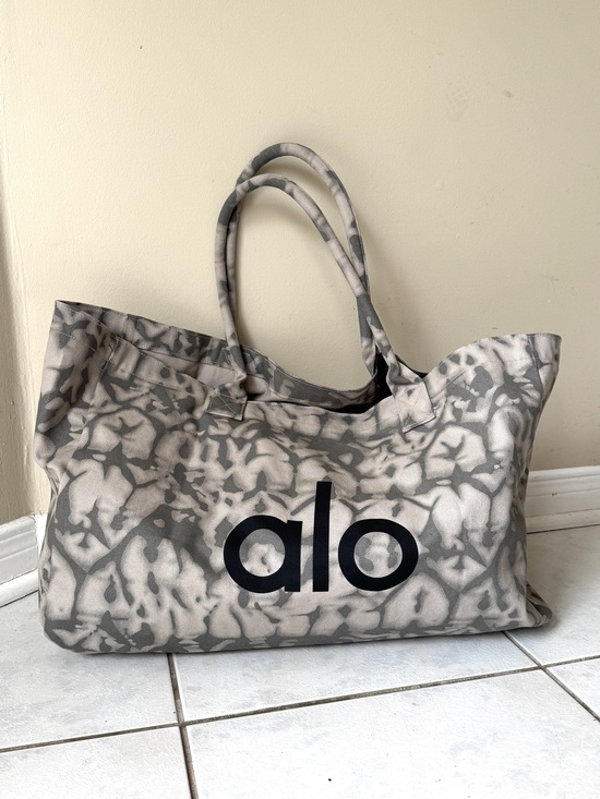 ALO Yoga Handbags - ALO Yoga Grey Tie-Dye Iconic Shopper Tote, White Stitching